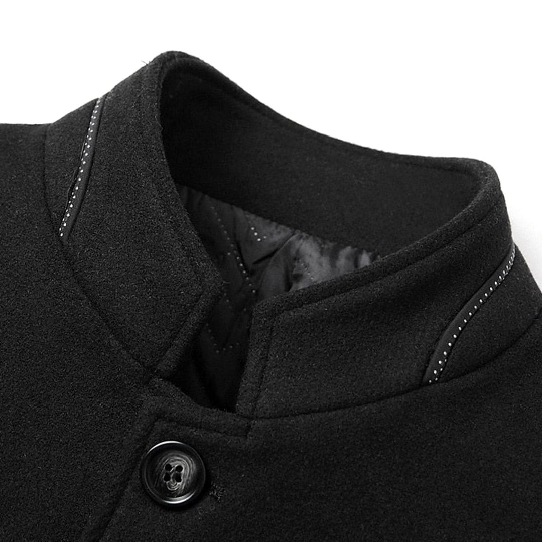 Abrigo de paño de hombre con cuello alto. Estilo entallado y moderno, perfecto como ropa de abrigo en invierno.