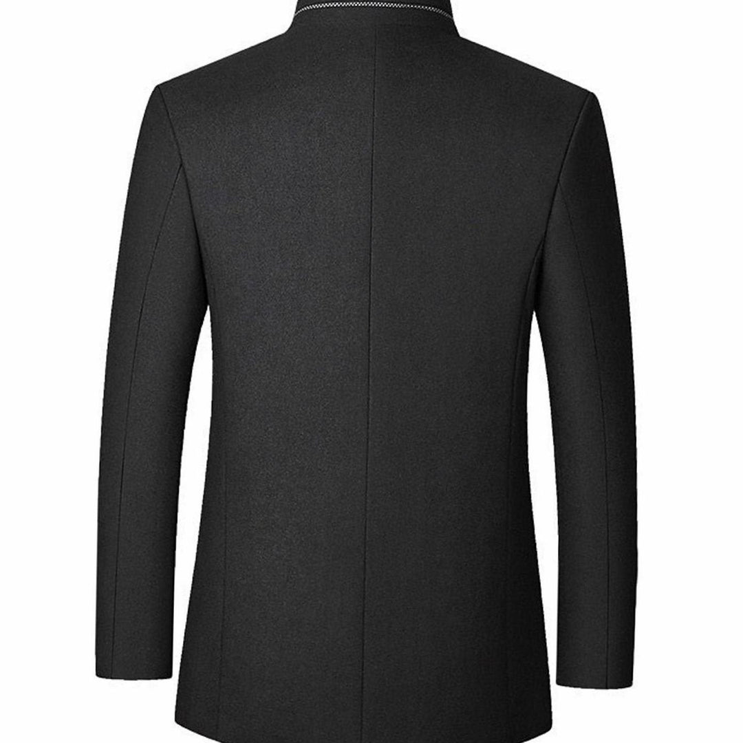 Abrigo casual de paño para hombre. Cuello alto, corte entallado, moda invernal elegante y versátil.