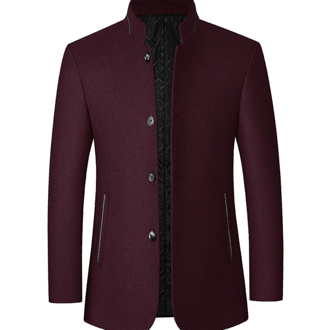 Abrigo de paño entallado para hombre. Cuello alto que protege del frío, ideal para un look invernal sofisticado.