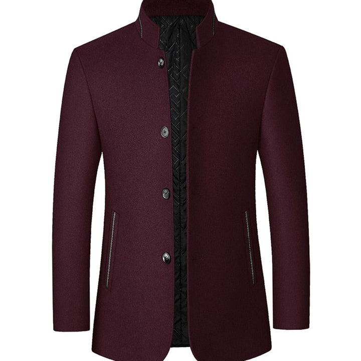 Abrigo de paño entallado para hombre. Cuello alto que protege del frío, ideal para un look invernal sofisticado.