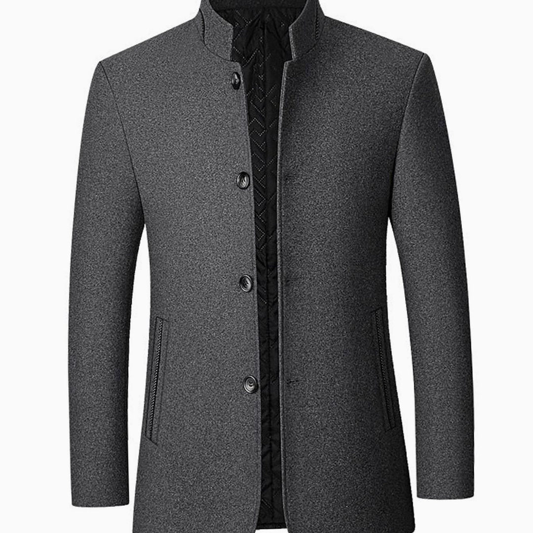 Abrigo de paño para hombre. Moda masculina de invierno, entallado y con cuello alto, un clásico elegante.