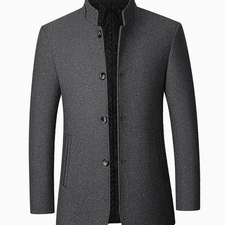 Abrigo de paño para hombre. Moda masculina de invierno, entallado y con cuello alto, un clásico elegante.