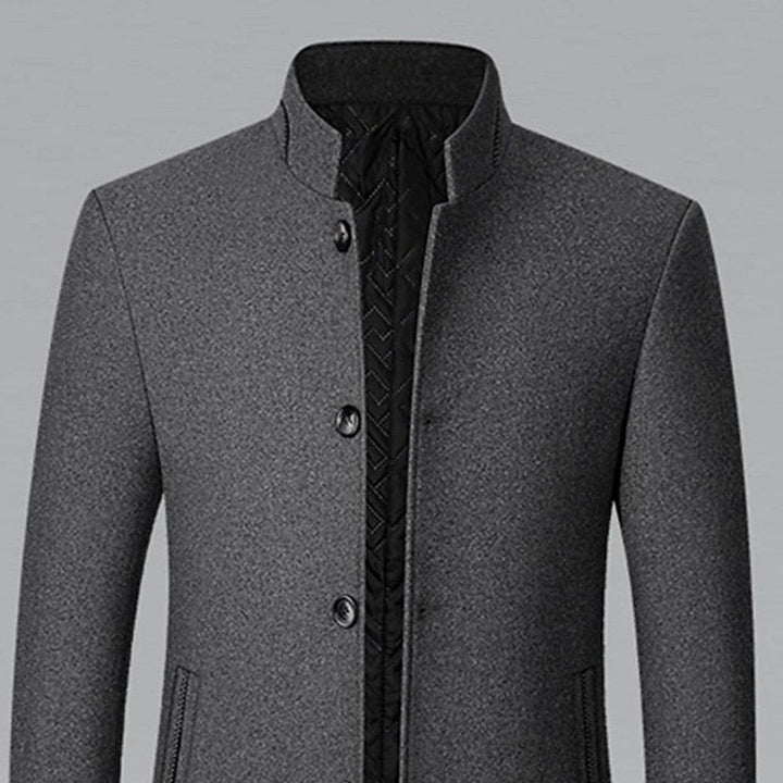 Abrigo de paño cálido para hombre. Cuello alto y corte entallado, ropa de abrigo esencial para el invierno.