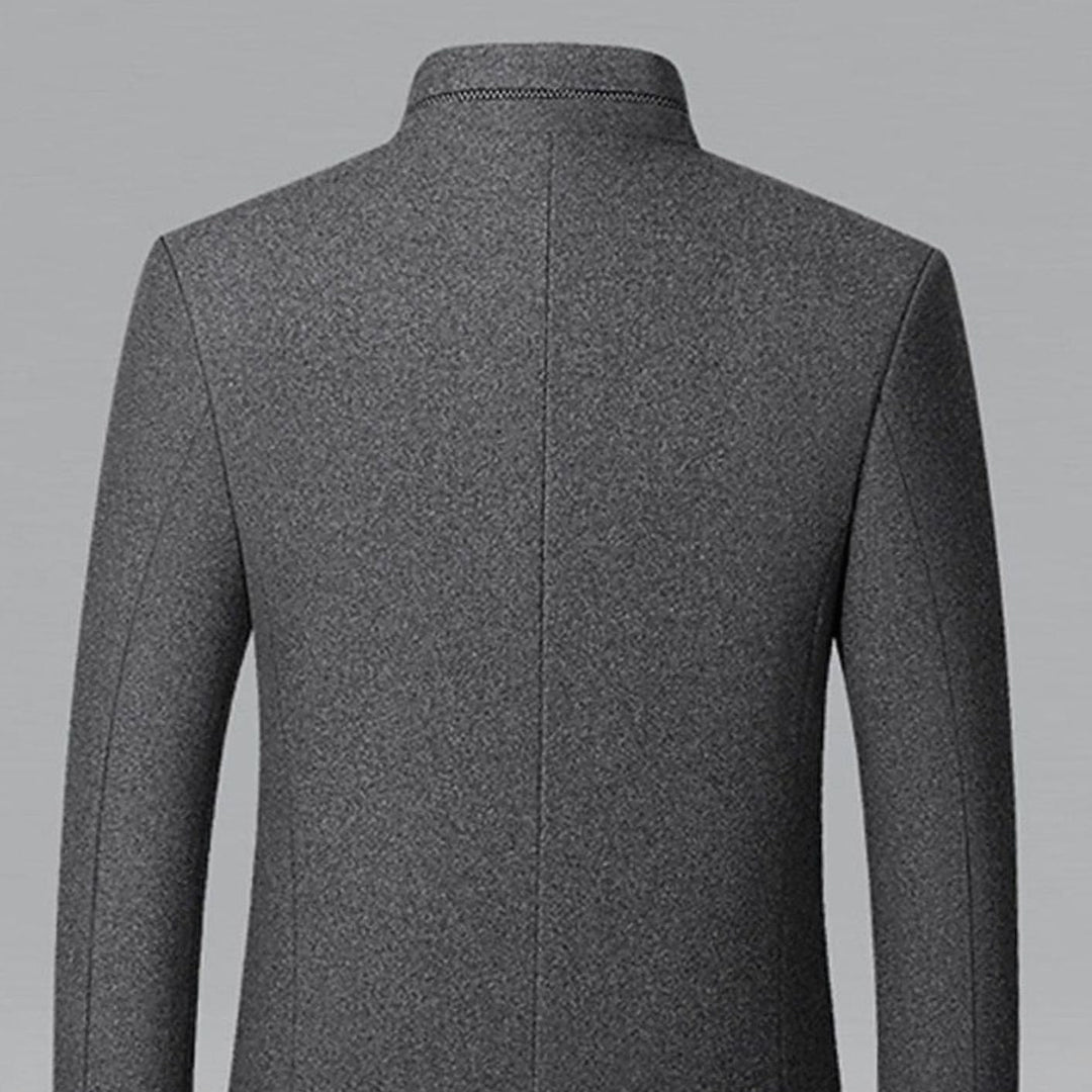 Detalle del cuello alto de abrigo de paño. Estilo entallado para hombre, moda invernal elegante y funcional.