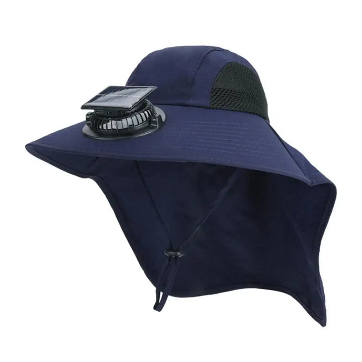 Practicando jardinería con sombrero solar unisex de ventilador y protección UV.