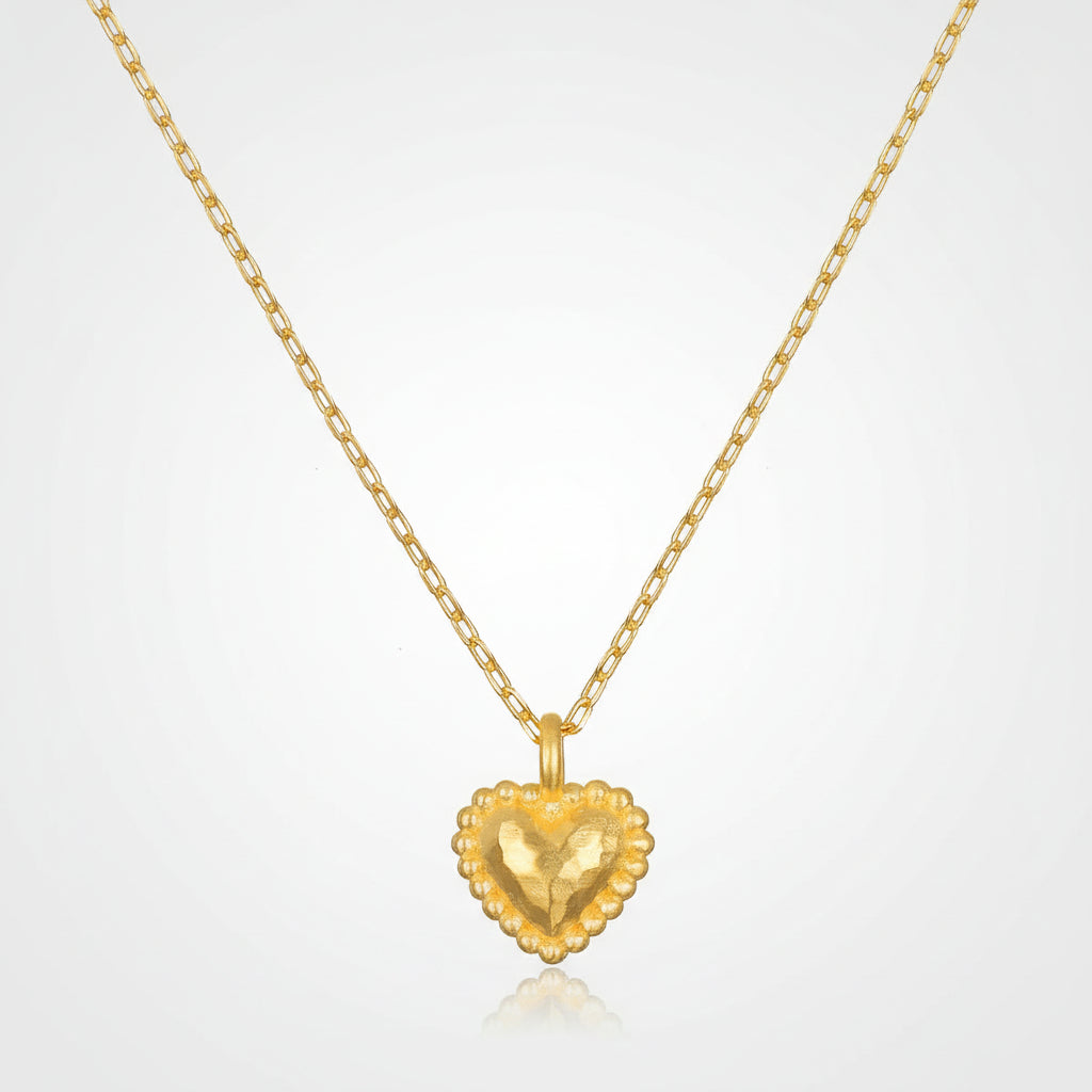 Collar elegante para mujer con colgante de corazón martillado bañado en oro. Joyería delicada y minimalista.