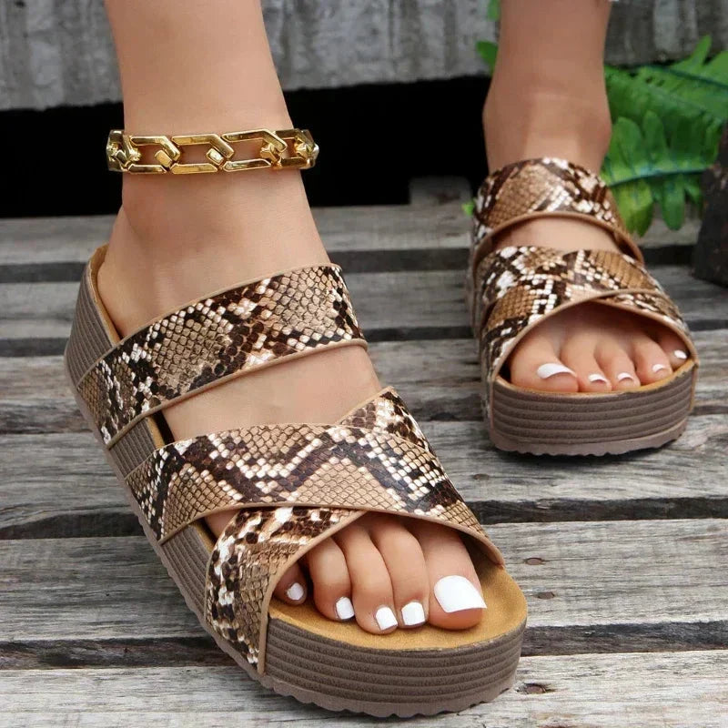 Sandalias de plataforma urbana para mujer. Calzado casual de tendencia, ideal para la moda de verano.