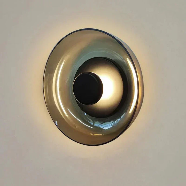 Lámpara de pared Aurelia de cristal ahumado con diseño moderno. Proporciona luz suave para decoración del hogar.