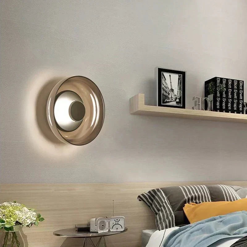 Diseño de lámpara de pared Aurelia. Aplique decorativo de cristal ahumado para iluminación moderna y acogedora.