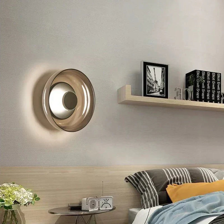 Diseño de lámpara de pared Aurelia. Aplique decorativo de cristal ahumado para iluminación moderna y acogedora.