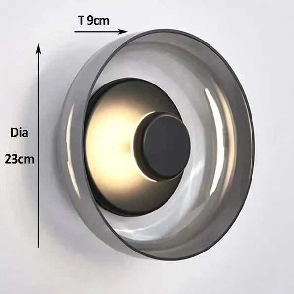 Lámpara de pared Aurelia; cristal ahumado para luz suave. Ideal para un toque moderno y minimalista en la decoración.