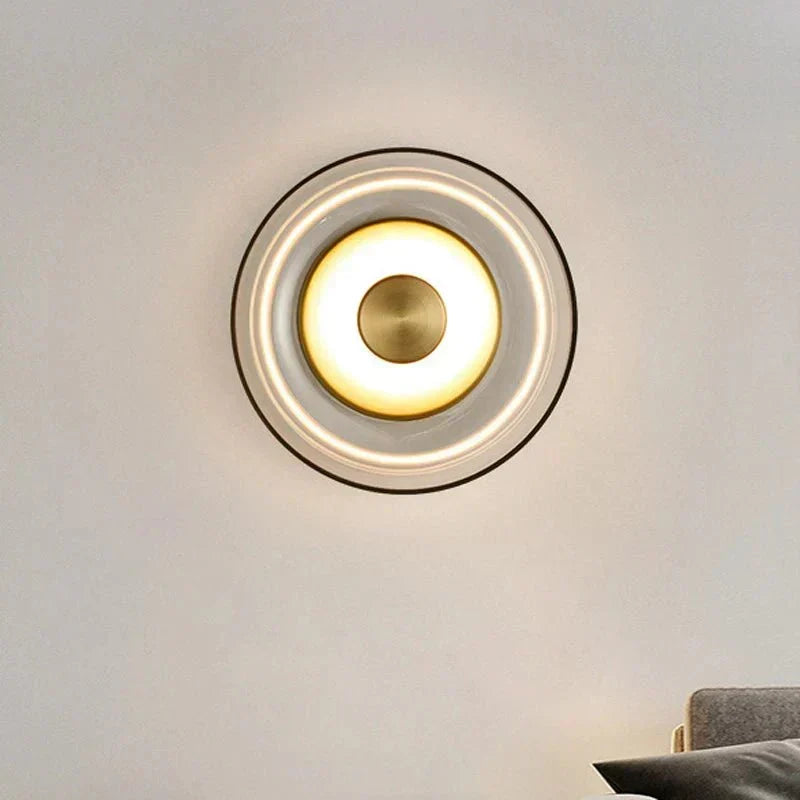 Lámpara de pared moderna Aurelia de cristal ahumado. Luz suave, ideal para una decoración elegante en cualquier hogar.