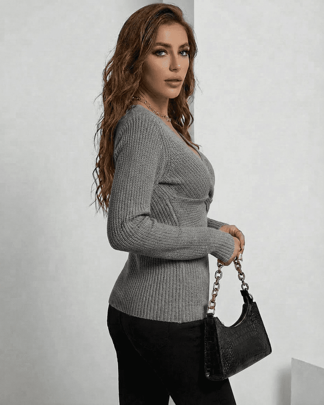 Suéter Nerina mujer. Pullover gris de moda con cuello en V y ajuste estilizado, ideal para un look elegante.