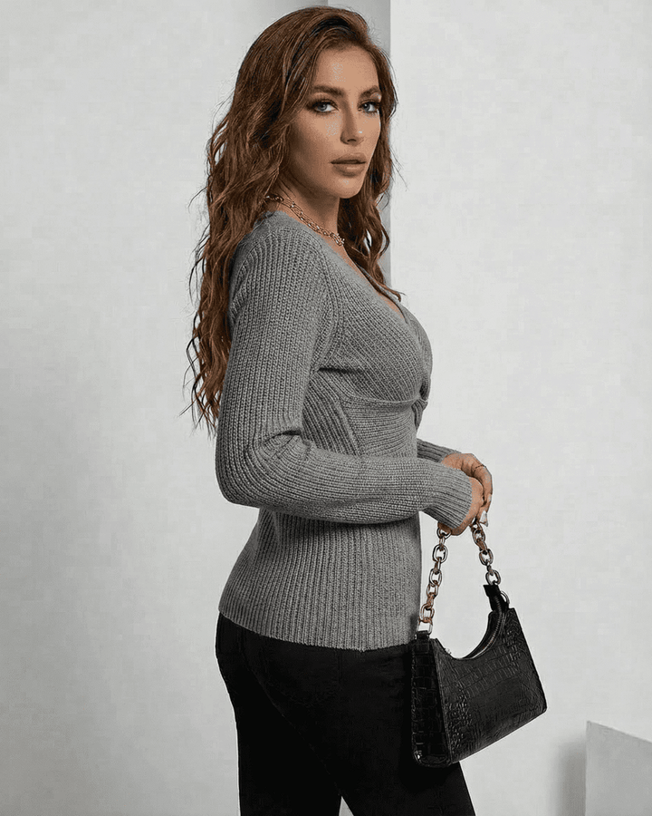 Suéter Nerina mujer. Pullover gris de moda con cuello en V y ajuste estilizado, ideal para un look elegante.