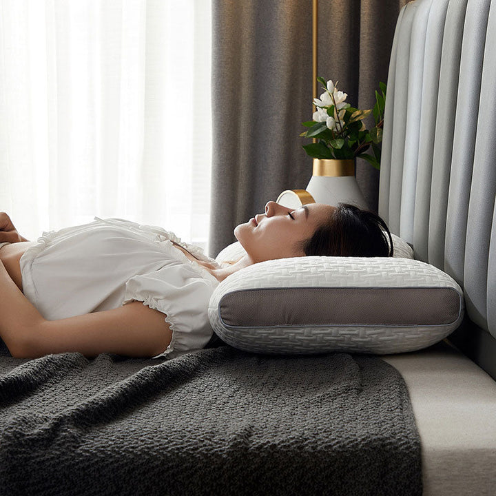 Almohada ergonómica híbrida diseñada para aliviar el dolor cervical y de hombros, ofreciendo soporte superior para dormir.