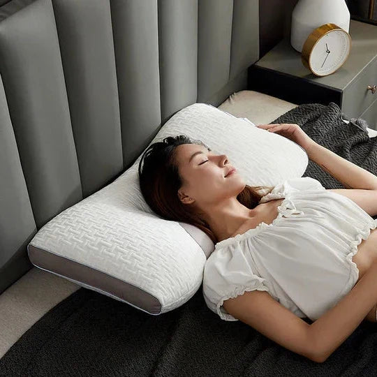 Confortable almohada híbrida para un descanso óptimo, diseñada ergonómicamente para soporte del cuello.