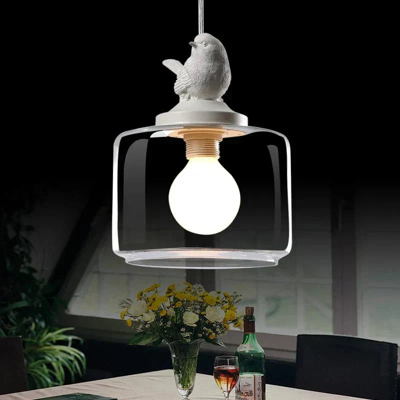 Iluminación diseño: lámpara de techo con figura de pájaro y pantalla de vidrio. Ambiente acogedor.