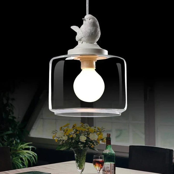 Iluminación diseño: lámpara de techo con figura de pájaro y pantalla de vidrio. Ambiente acogedor.