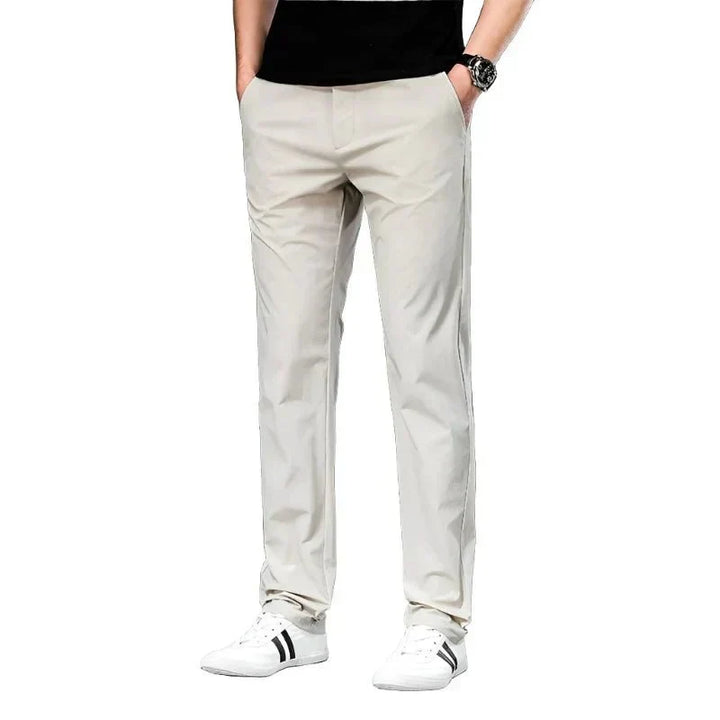 Pantalón chino Porto hombre, clásico y versátil para estilo casual u oficina. Comodidad y elegancia en ropa masculina.