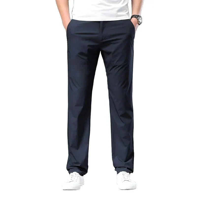 Hombre vistiendo pantalón chino Porto, corte clásico y cómodo. Ropa masculina elegante para estilo casual y oficina.