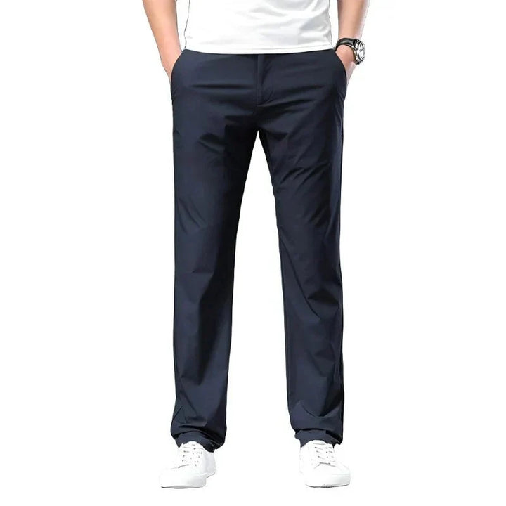 Hombre vistiendo pantalón chino Porto, corte clásico y cómodo. Ropa masculina elegante para estilo casual y oficina.