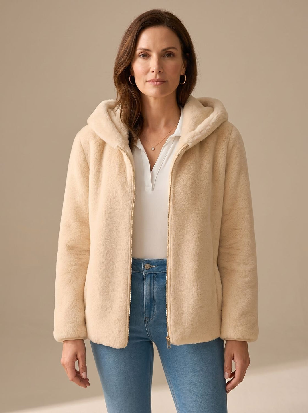 Abrigo teddy mujer cálido con capucha de pelo sintético, ideal para invierno casual y moda oversize.