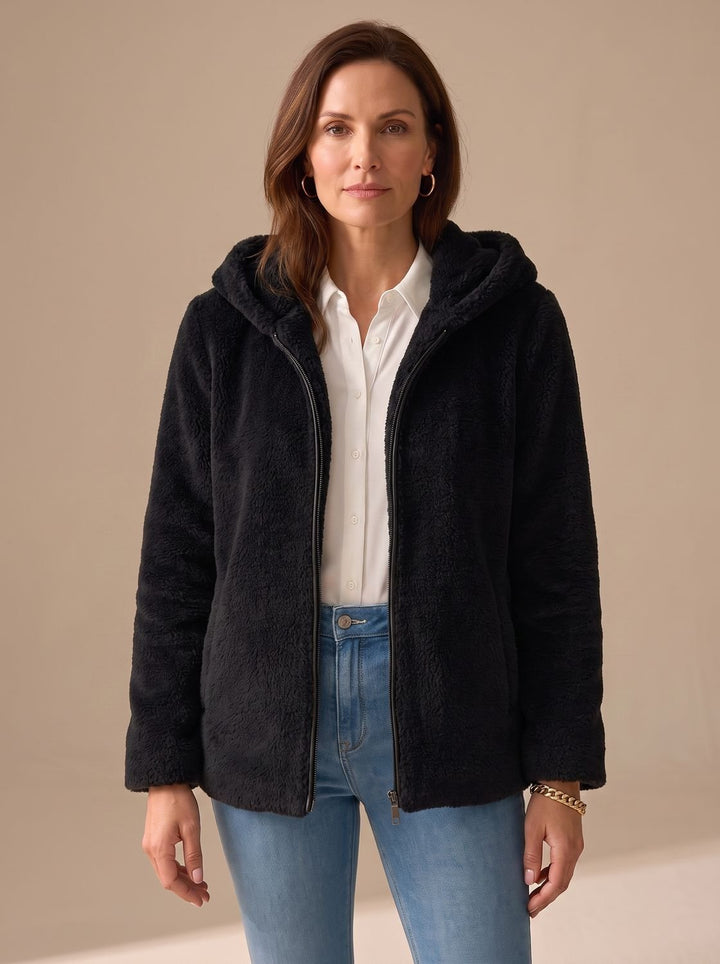 Abrigo teddy de mujer con capucha de pelo sintético para invierno. Estilo casual y cálido, moda actual.