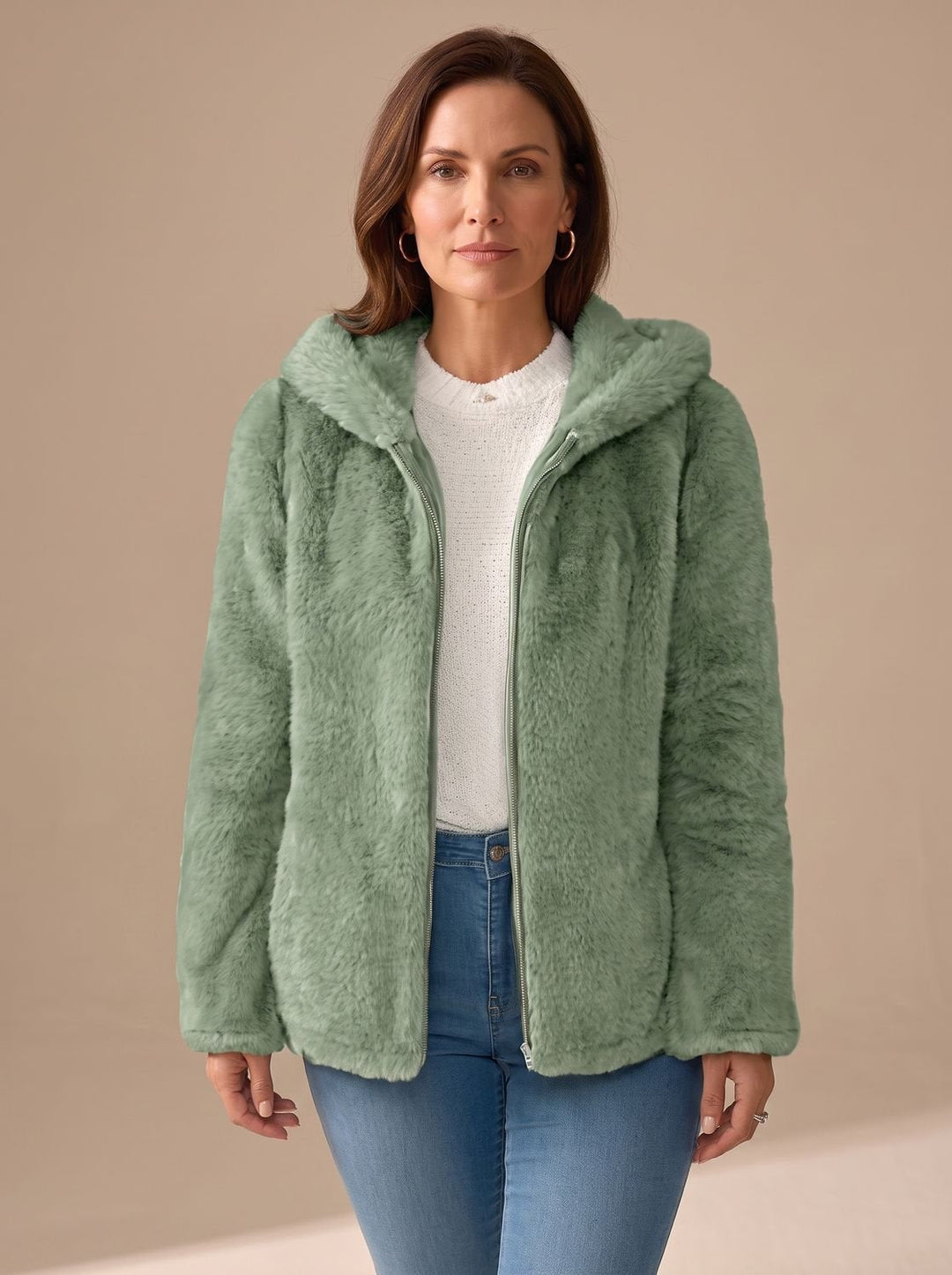 Mujer luciendo abrigo teddy con capucha de pelo sintético, perfecto para invierno. Diseño cálido y oversize.