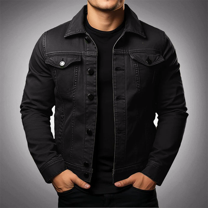 Moderna chaqueta denim para hombre. Cuello polo, estilo casual. Disponible en negro, ideal para moda masculina.