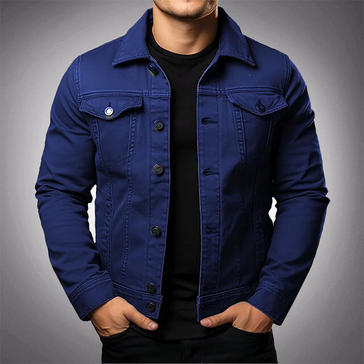 Chaqueta vaquera ligera hombre con cuello polo, look elegante. Denim verde, ideal moda casual masculina.