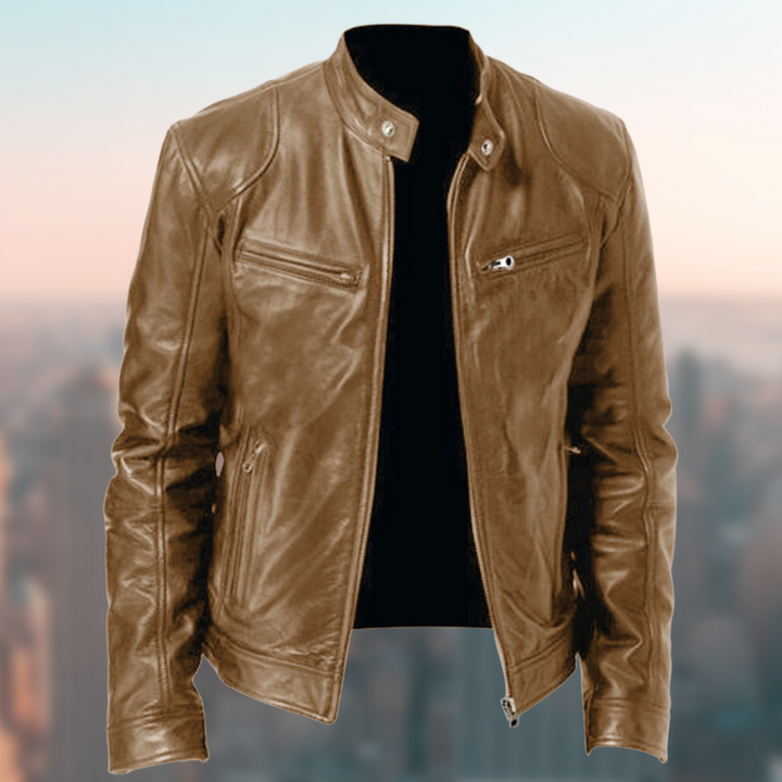 Hombre con chaqueta de cuero Cafe Racer, look casual y atemporal, perfecta como abrigo exterior.