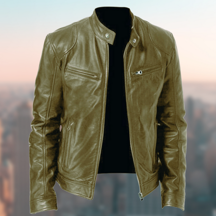 Hombre elegante con chaqueta de cuero Cafe Racer, versátil para cualquier ocasión casual.