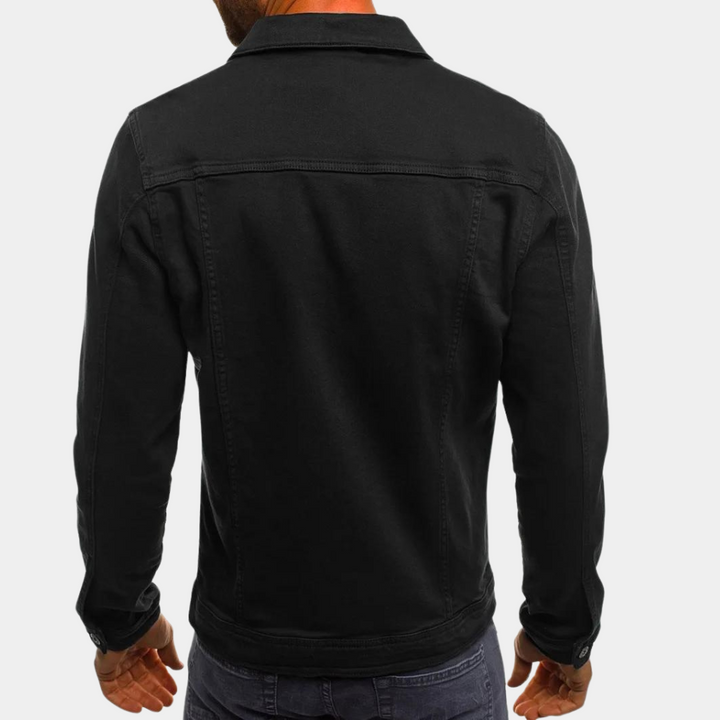 Chaqueta vaquera hombre, estilo trucker azul, moda casual atemporal y cómoda.