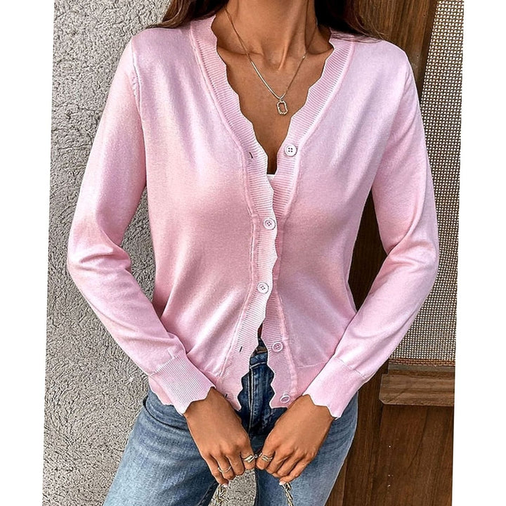 Elegante cárdigan de punto ligero para mujer, con escote en V festoneado y cierre de botones.