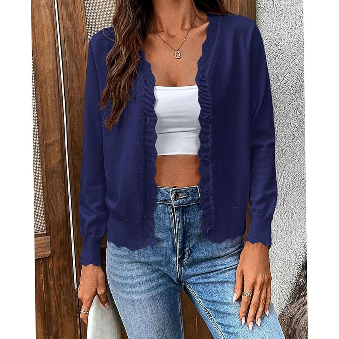 Cárdigan de punto para mujer con escote V festoneado, botones frontales y silueta cómoda.