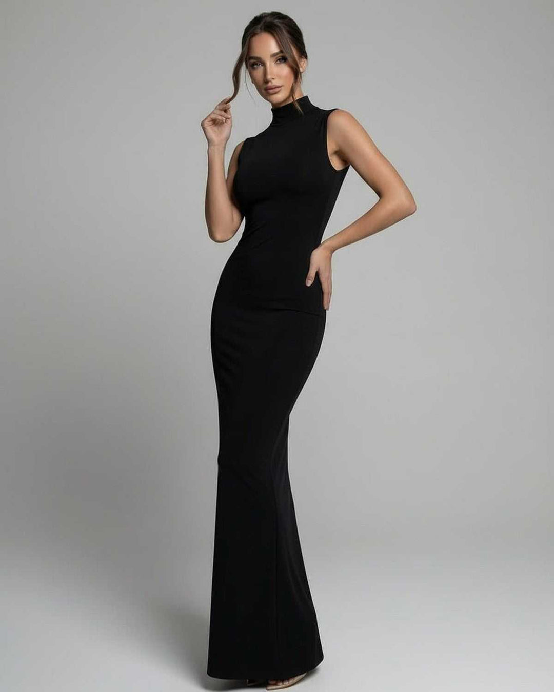 Vestido de noche maxi negro para mujer, con cuello alto y sin mangas. Diseño atemporal y formal para ocasiones especiales.