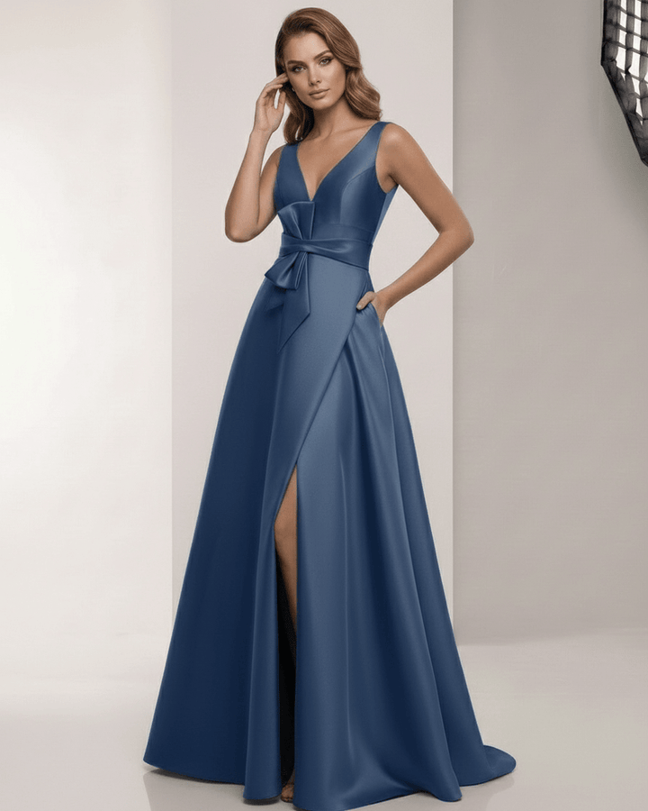 Vestido de noche azul marino sin mangas, ideal para invitadas de boda y ocasiones especiales. Estilo maxi.