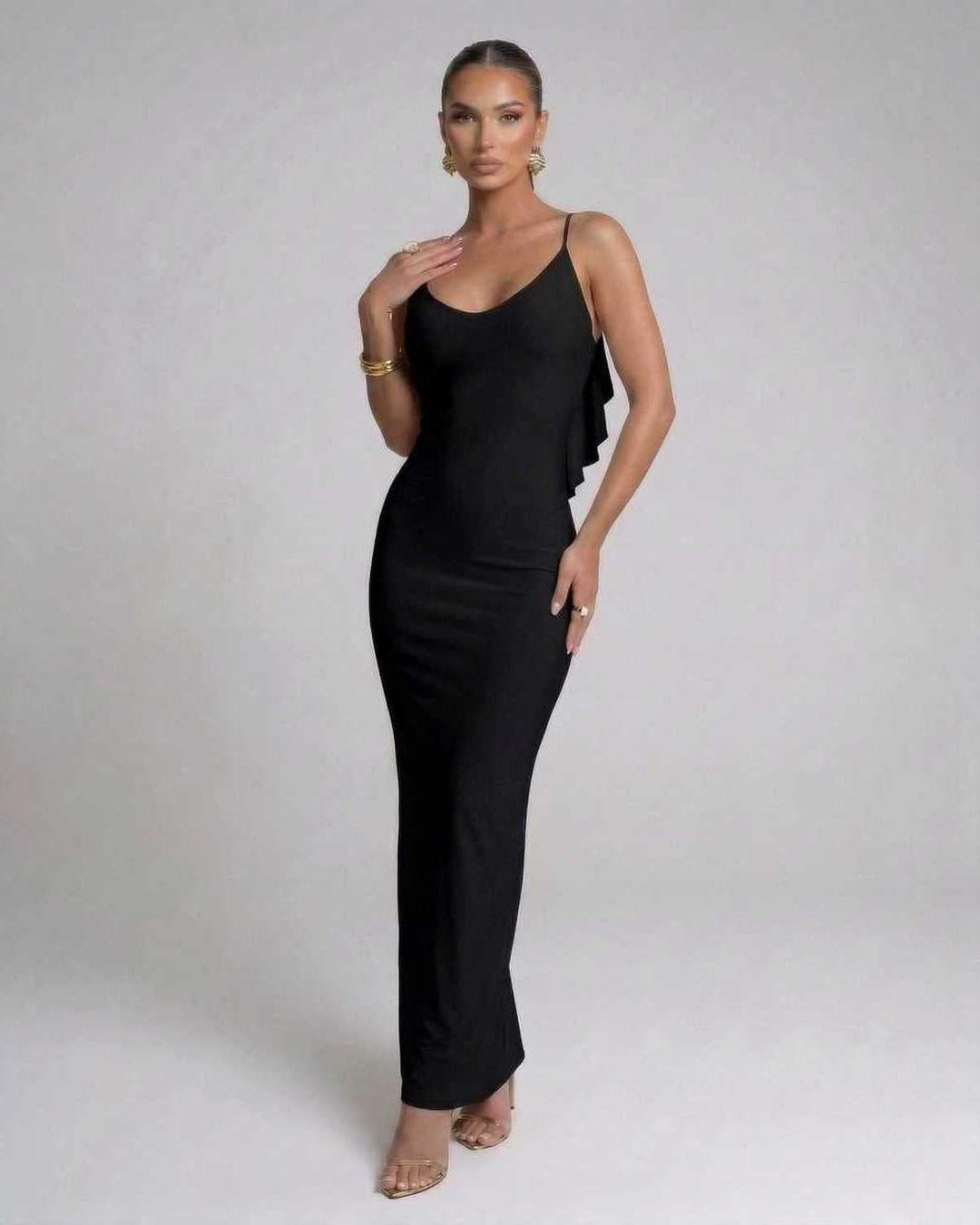 Vestido maxi negro de noche con diseño sin espalda, estilo sofisticado para fiesta y cóctel, moda femenina.