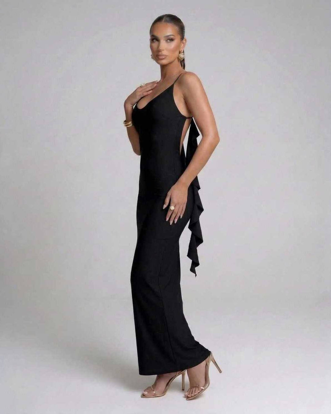 Elegante vestido maxi negro para mujer, perfecto para fiesta, cóctel o cena, con tirantes finos y moderno.