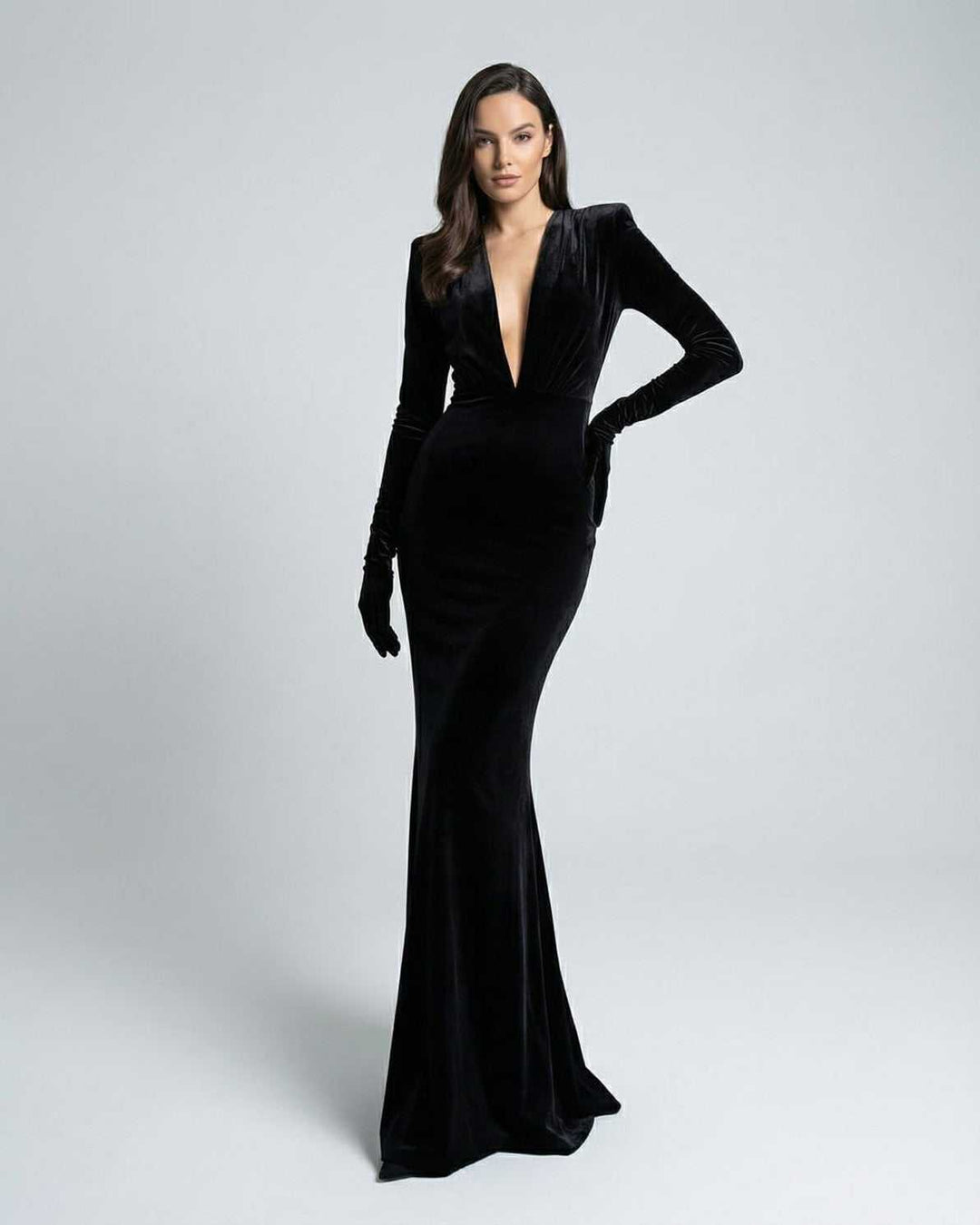 Vestido maxi negro elegante para mujer con escote V, perfecto para fiestas y ocasiones especiales. Diseño sofisticado.