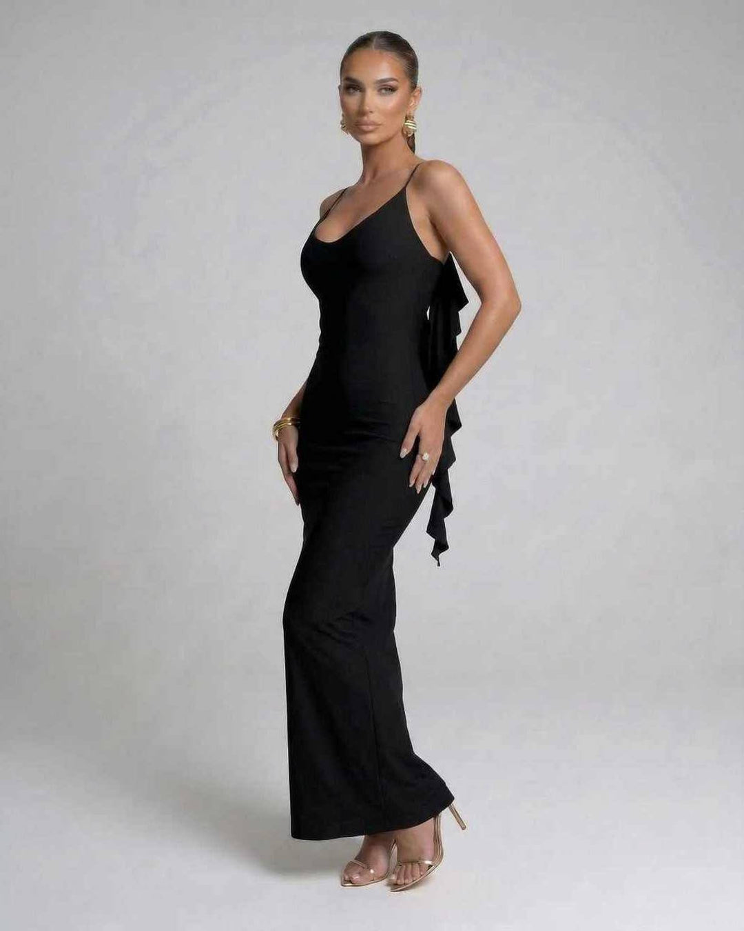 Vestido maxi elegante negro con ajuste lápiz y tirantes finos, perfecto para eventos de noche y ocasiones especiales.