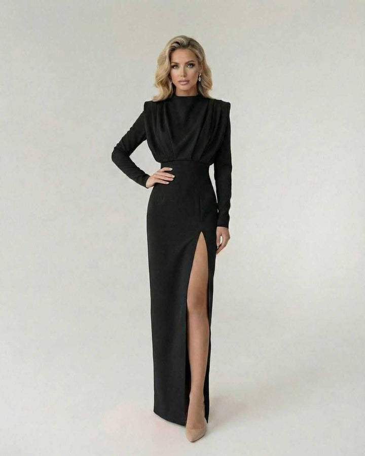 Vestido de noche blanco para mujer, estilo maxi y corte lateral. Vestido largo y elegante para ocasiones especiales modernas.