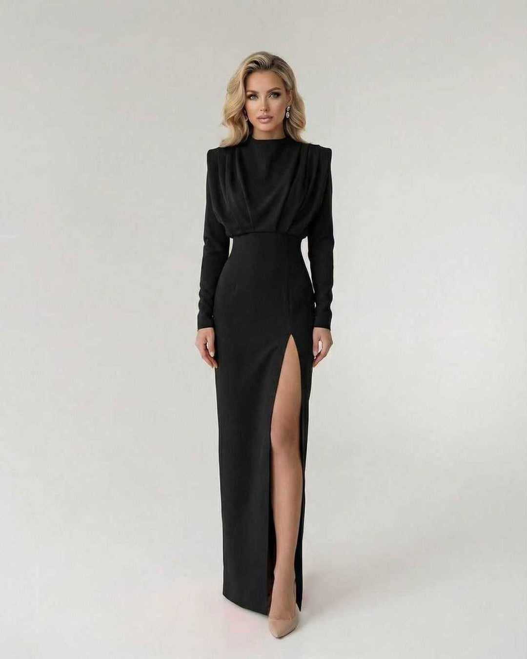 Vestido maxi blanco para mujer con corte lateral, ideal para noche o eventos formales. Elegancia moderna.