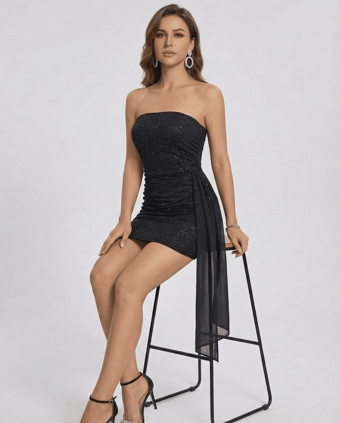 Vestido mini blanco sofisticado sin mangas, ideal para la moda femenina y fiestas nocturnas elegantes.