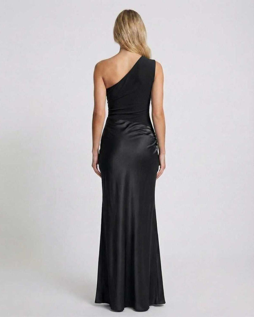 Vestido de un hombro negro asimétrico para mujer. Estilo largo, formal y sofisticado para ropa de noche.