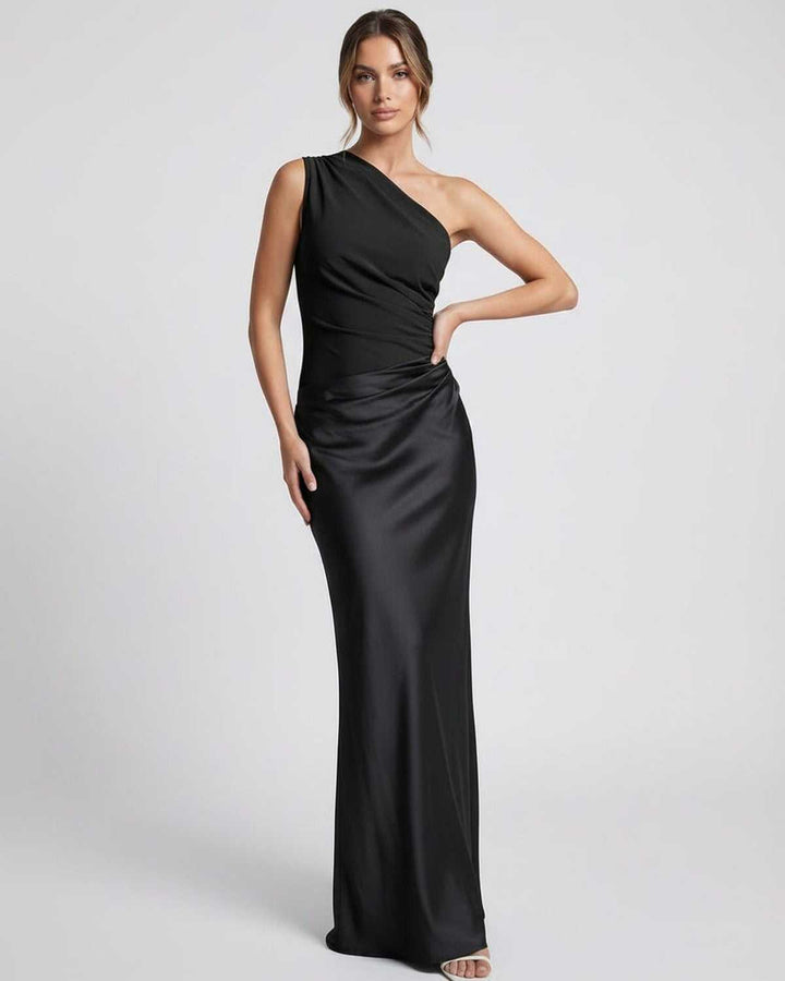 Mujer con vestido largo negro asimétrico de un hombro. Estilo chic y sofisticado para fiestas.