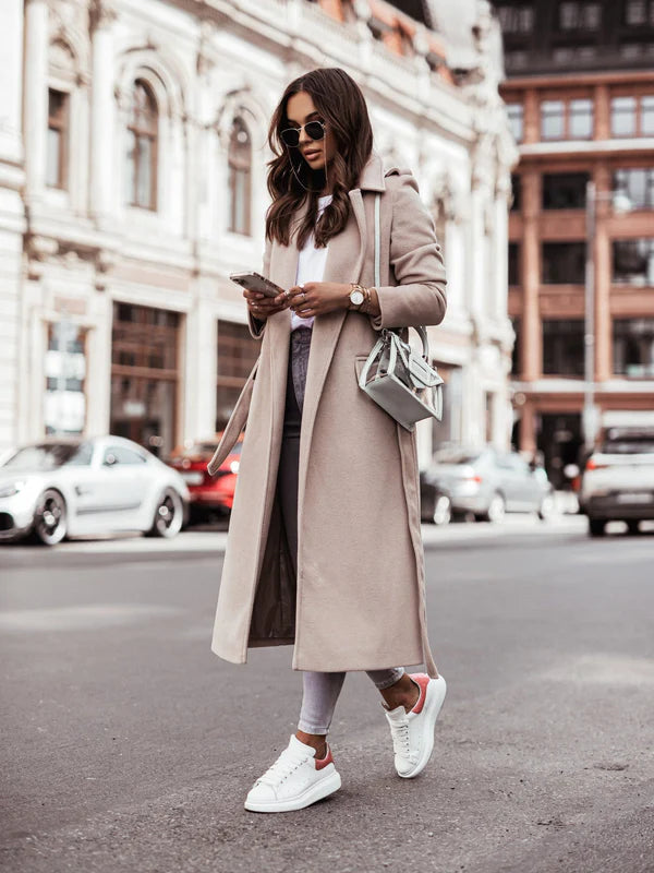 Abrigo de invierno para mujer, mezcla de lana. Corte largo, cuello V y cinturón. Prenda de moda que aporta calidez y elegancia.