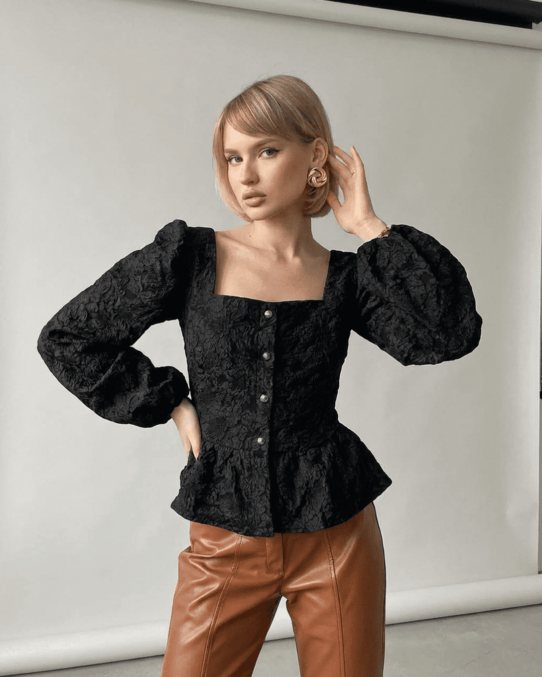 Top corsé negro elegante para mujer, silueta estructurada, ideal para fiesta de noche.