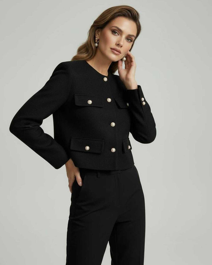 Elegante chaqueta clásica negra entallada de mujer, perfecta para look de otoño/invierno, sofisticada.
