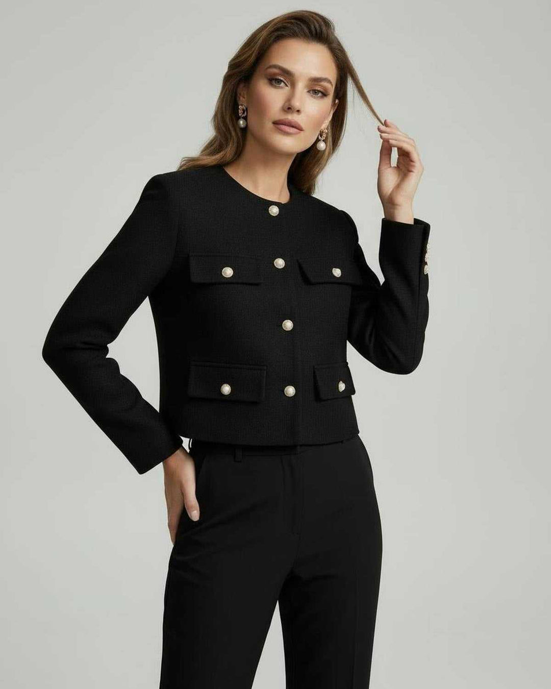 Look chic con chaqueta negra entallada de mujer y botones dorados, ideal para noche y eventos, muy femenina.